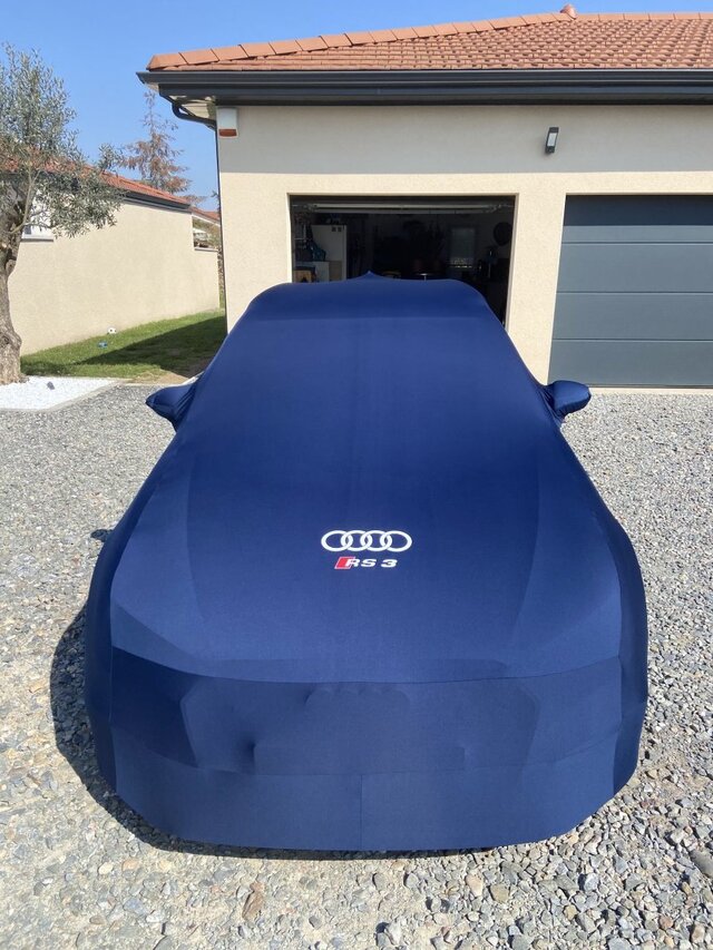 housse audi a3 sportback bleue logo devant garage