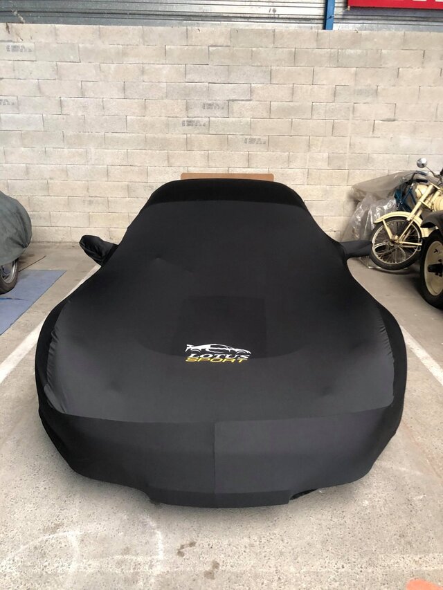 bache lotus emira interieure parking