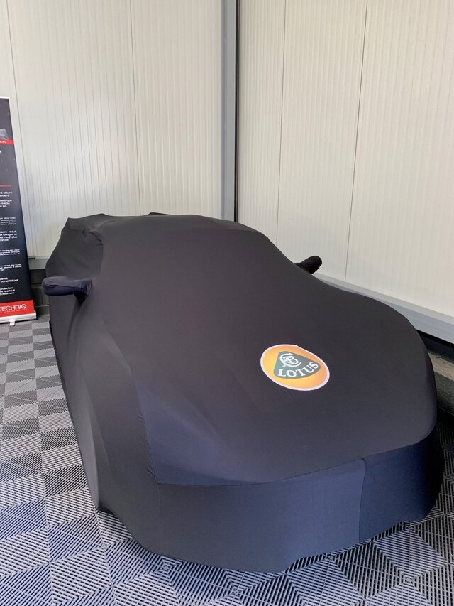 Housse Lotus Elise noire au garage