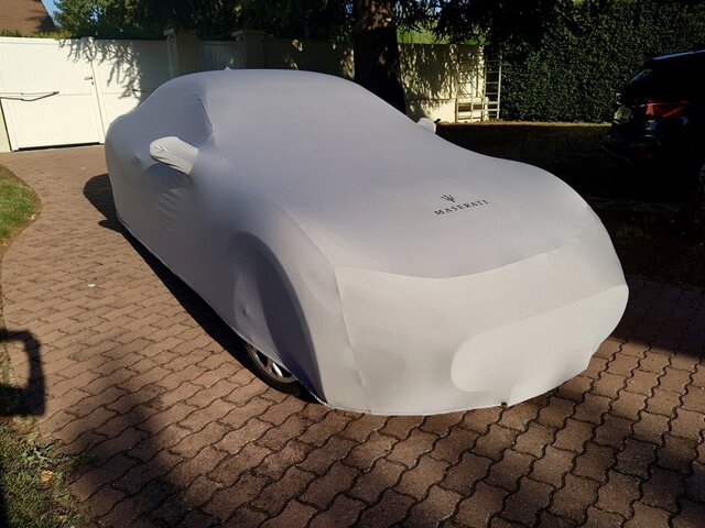 Housse Maserati GranTurismo blanche avec logo