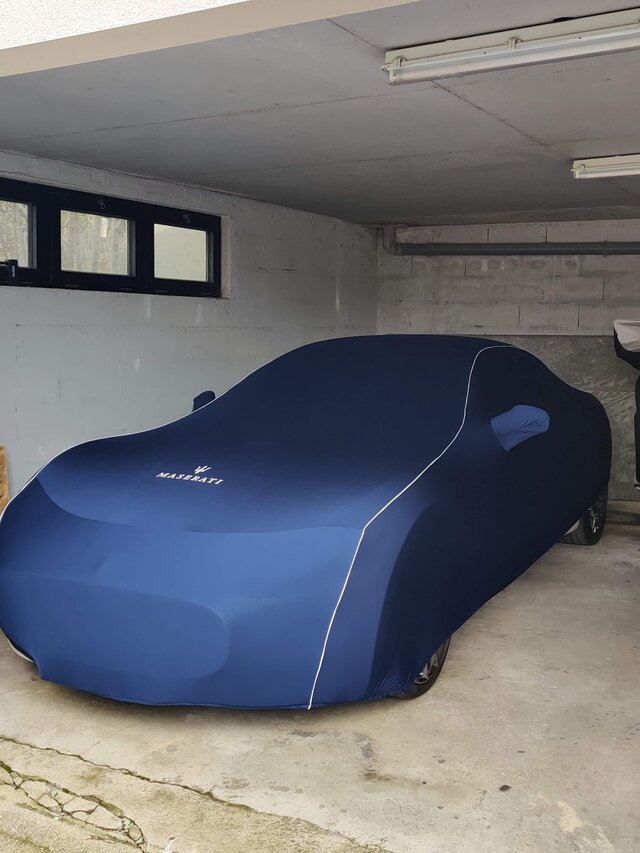 Housse Maserati GranTurismo bleue avec logo au garage