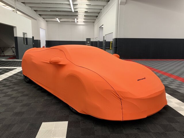 housse mclaren 720s orange logo showroom