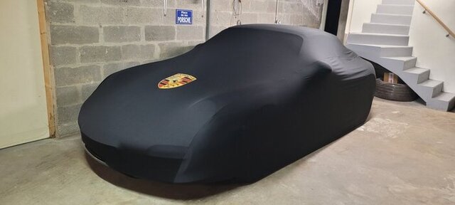 bache porsche panamera noire parking