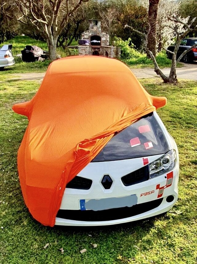 Housse Renault Megane 3 Rs Orange Sur Mesure Devant Maison